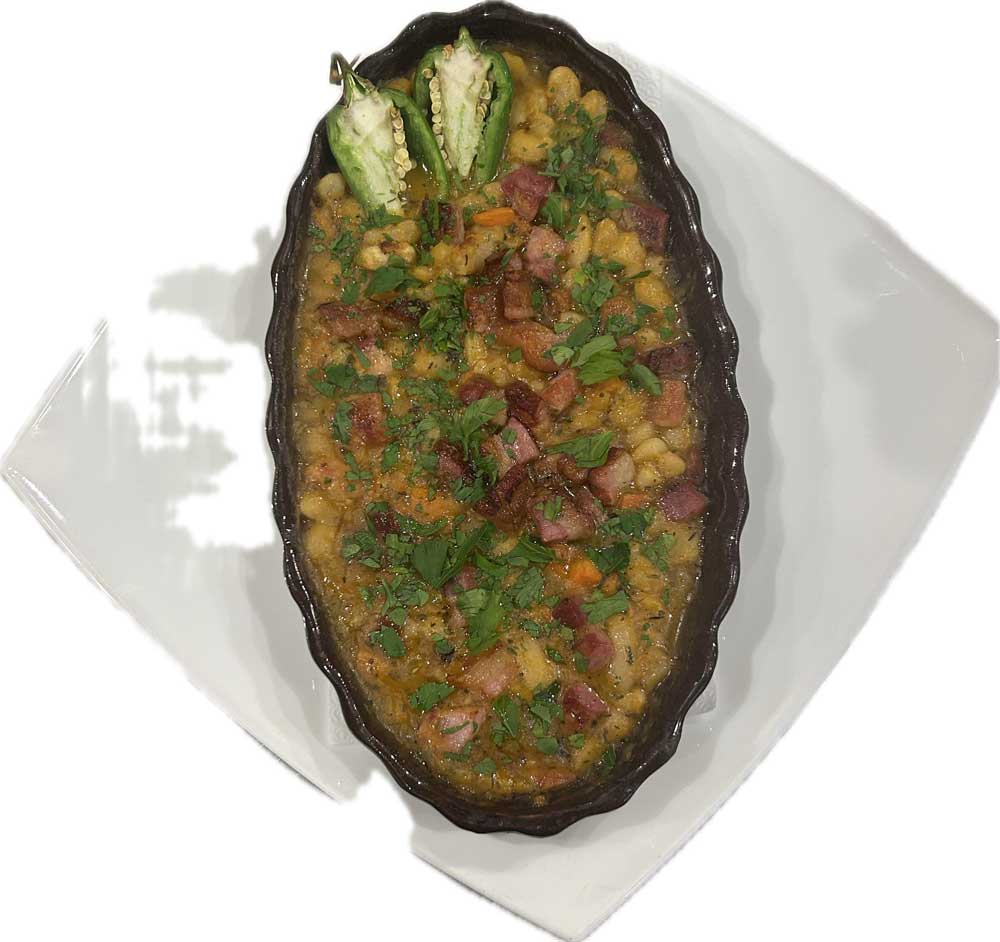 Боб на пещ с панчета и люти чушки