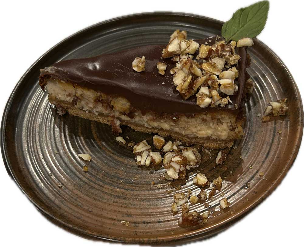 Печен шоколадов чийзкейк със сладко от рози и карамелизиран бадем