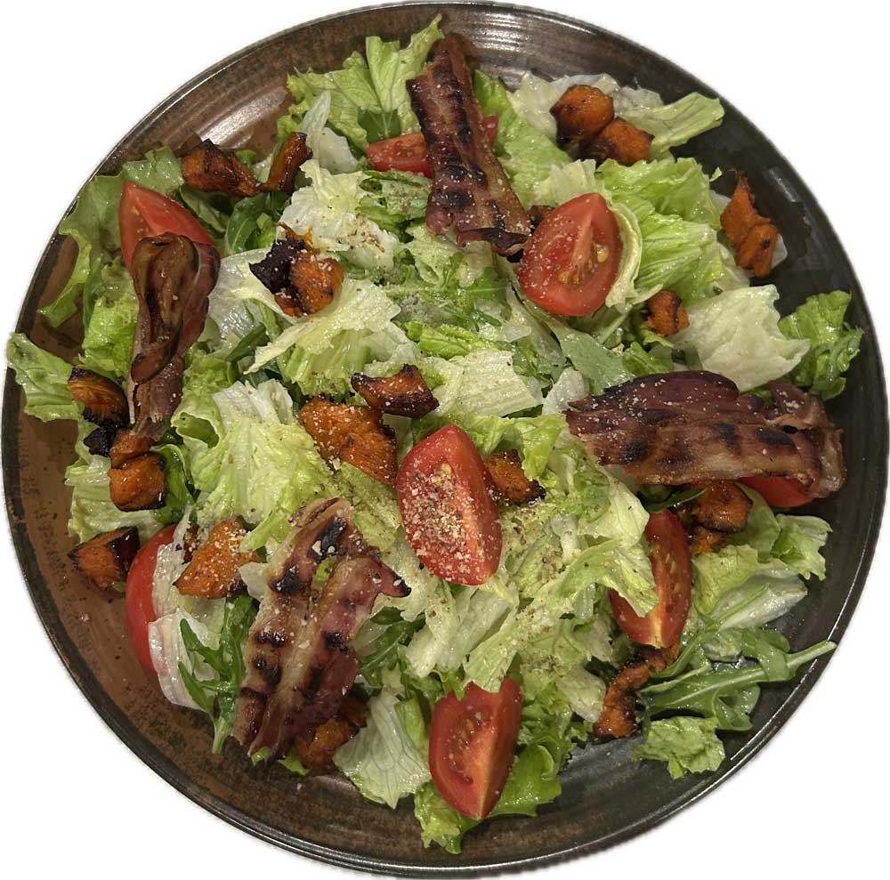 Свежа салата с орехи, панчета и крутони